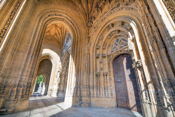 Porte ornée et portique de la cathédrale d'Oviedo