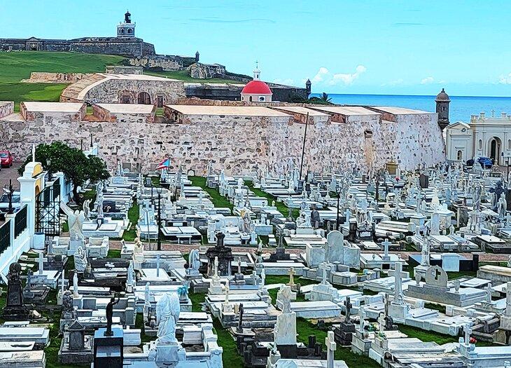 Cementerio de San Juan y El Morro detrás