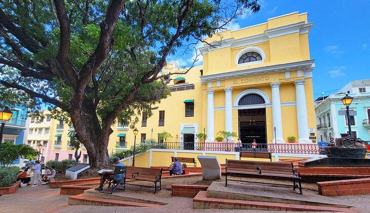 Una plaza frente al Hotel El Convento