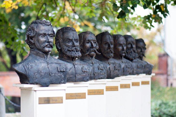 Statues de dirigeants militaires hongrois au musée d'histoire militaire