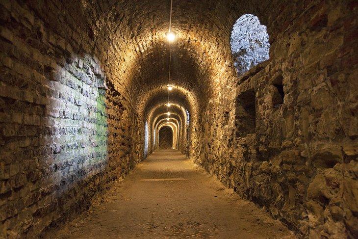 Passage en dessous de la colline du château