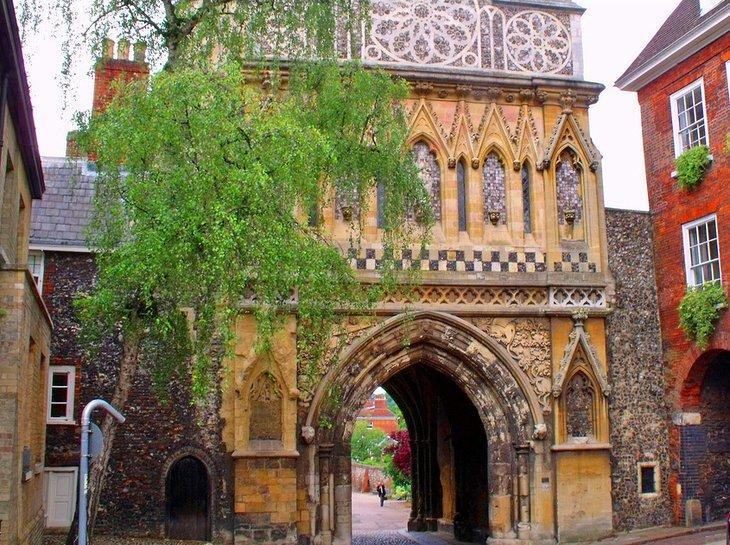Tombland Alley: Das Herz des historischen Norwich