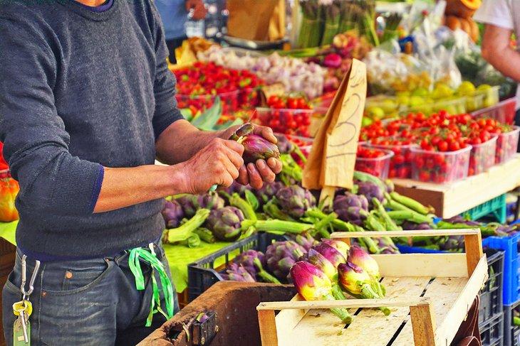 Preparando alcachofas para la venta en el Mercado Central de Livorno