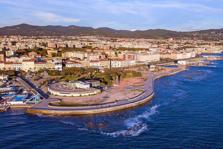 Vista aérea de Livorno y el Acquario di Livorno (Acuario)