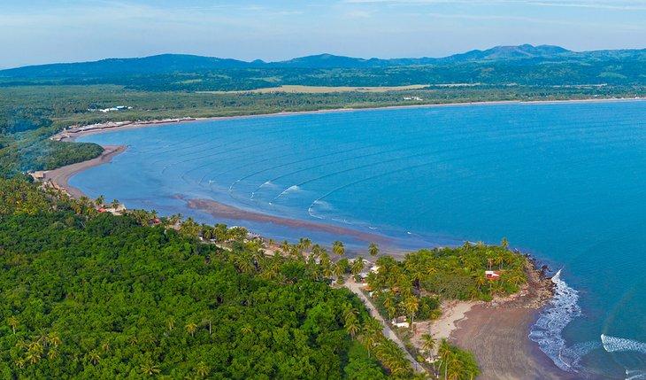 Vista aérea de las olas rompiendo en la bahía de San Blas, Nayarit