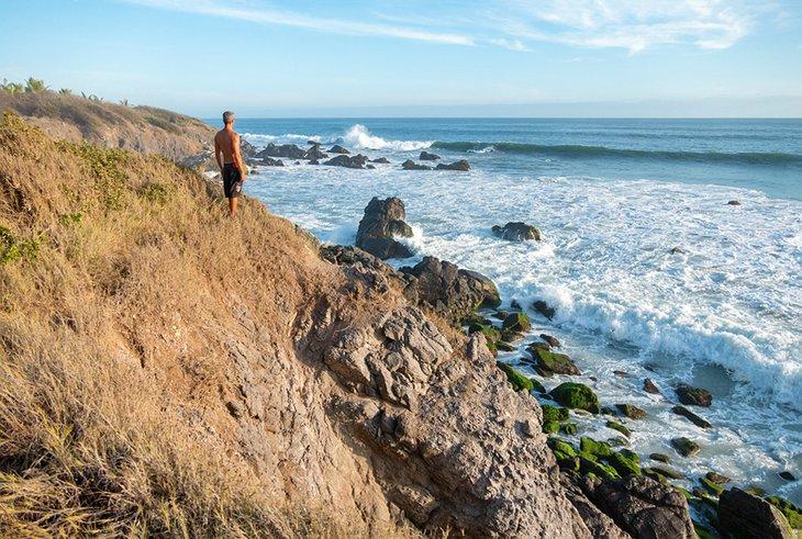 Surfista observando las olas en Playa La Ticla