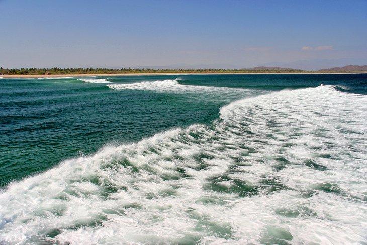 Olas rompiendo en Laguna de Chacahua
