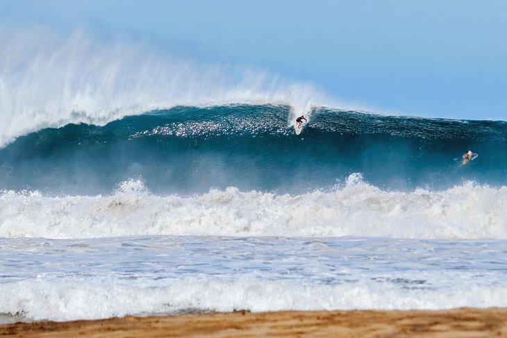 Surfista surgiendo de una gran ola en Puerto Escondido