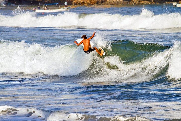 Surfista en Sayulita cerca de Punta Mita