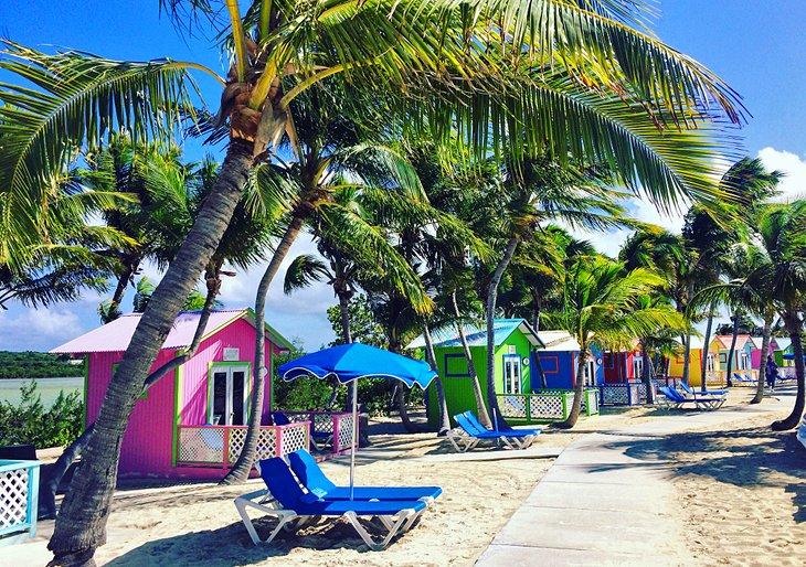 Cabañas coloridas en Princess Cays
