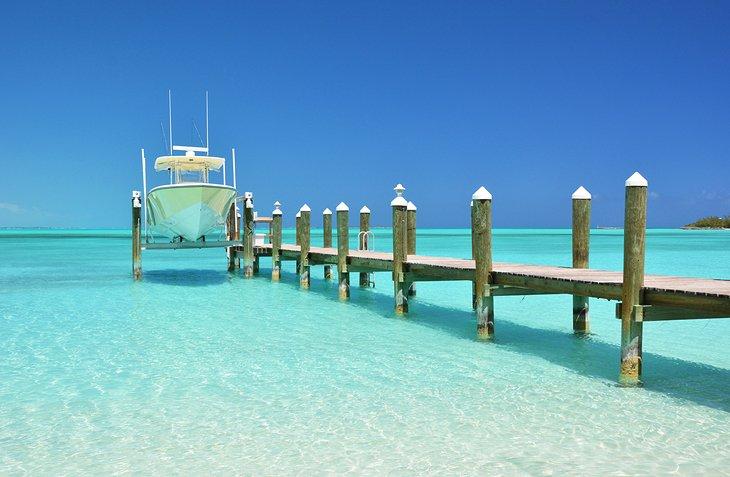 Barco en un muelle de madera en las Exumas