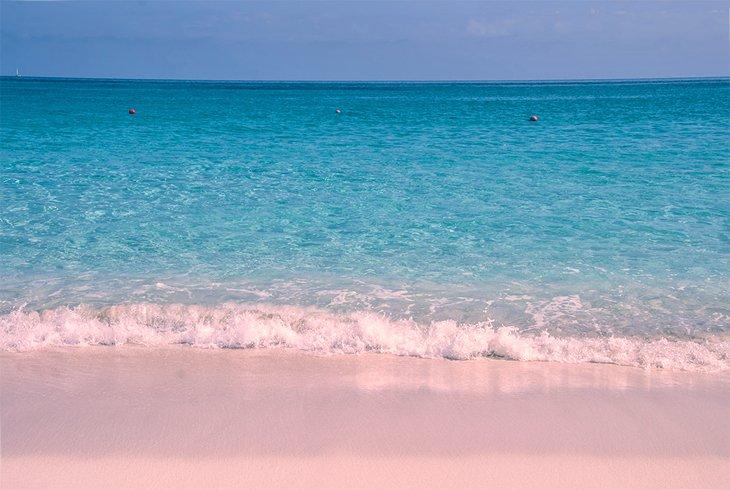 Playa de arena rosa en Harbour Island