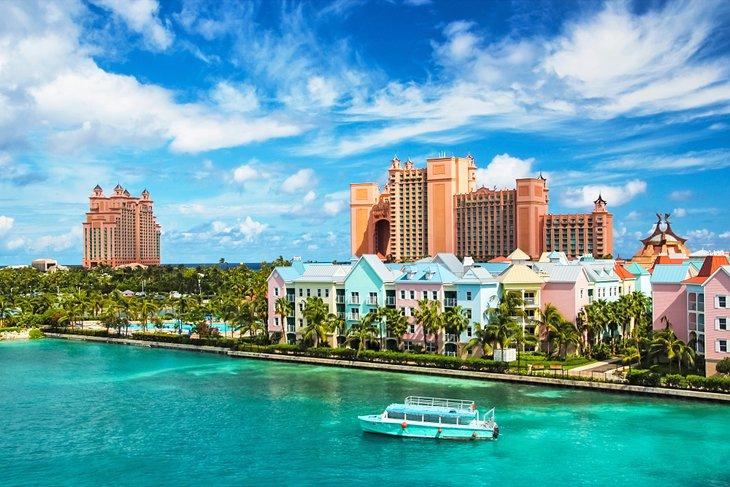 Edificios coloridos y el Resort Atlantis