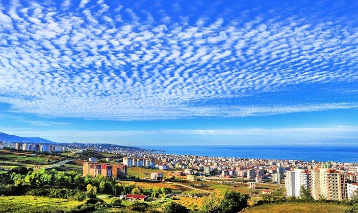 Hermoso cielo lleno de nubes sobre Samsun