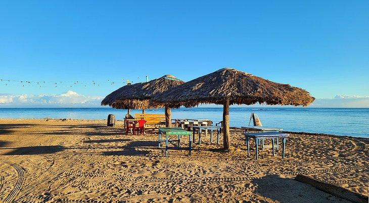 Palapas et tables sur la plage à Buen Hombre
