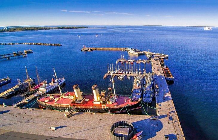 Vue aérienne du brise-glace Suur Tõll au port maritime de Lennusadam