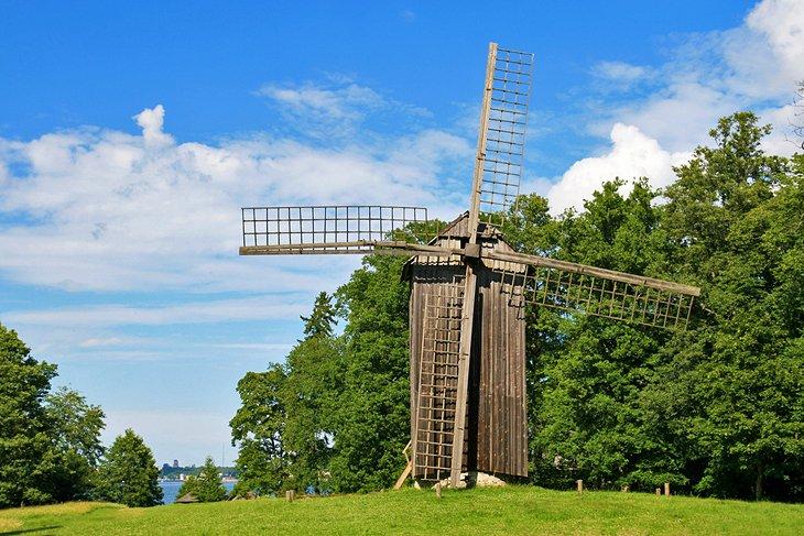 Moulin à vent traditionnel au Musée en plein air estonien