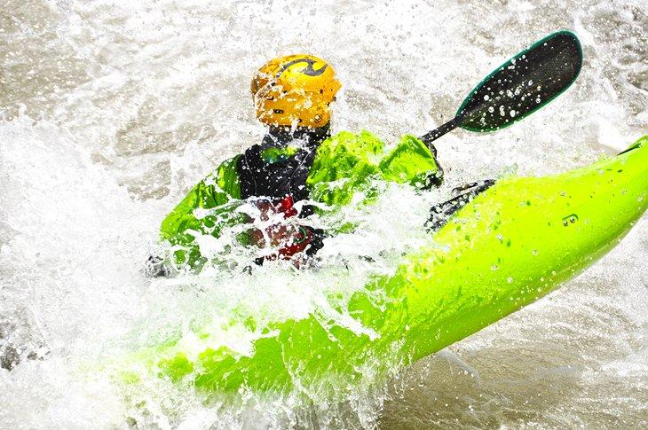 Kayak sur des rapides en eaux vives