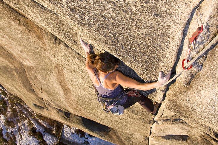 Un escalador escala una pared de roca en Squamish