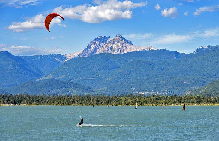 Un practicante de kiteboarding en el Spit