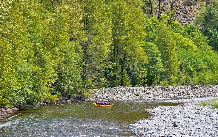 Rafting en un tramo tranquilo del río Cheakamus