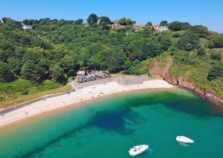 Vista aérea de la Bahía de Fermain a lo largo de la costa de Guernsey
