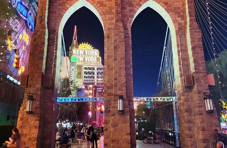 Frente al New York-New York de noche en verano