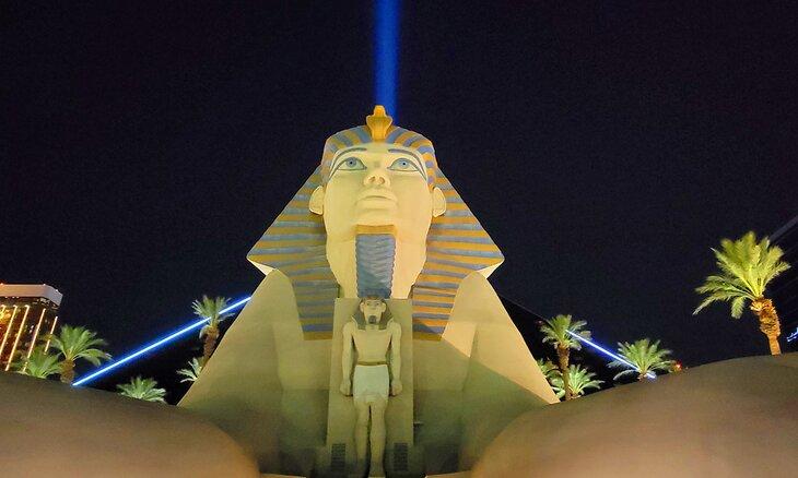 El haz de luz desde la parte superior de la Pirámide Luxor en Las Vegas