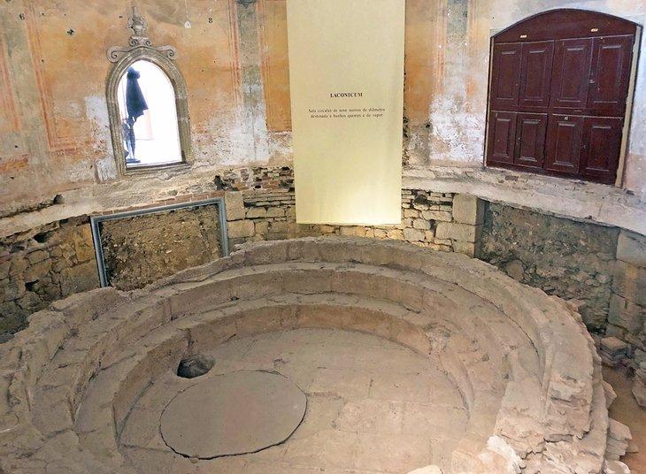 Ruinas de baños romanos en Évora