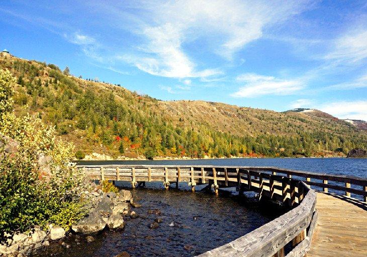 Pasarela en el Sendero de la Nacimiento de un Lago