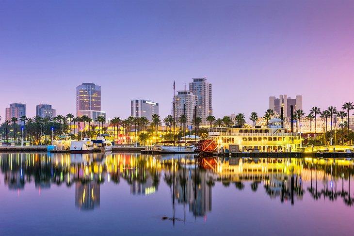 Frente al agua de Long Beach al atardecer