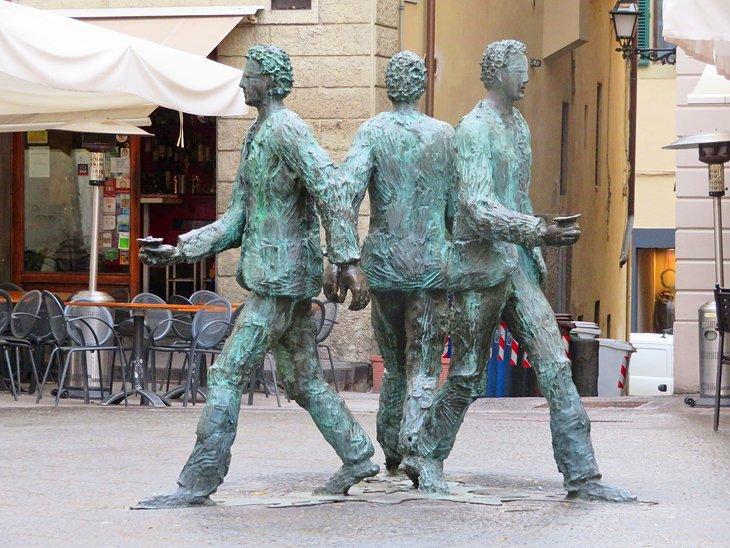 Escultura de bronce en la Piazza della Sala