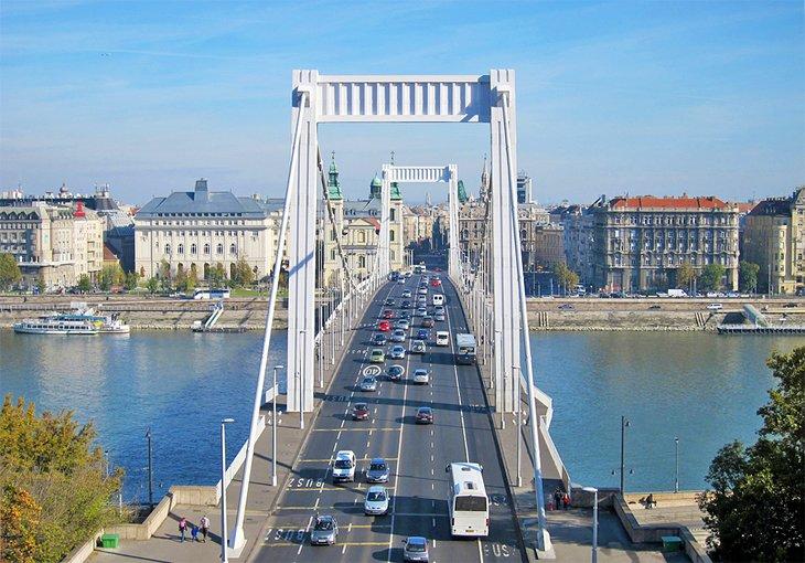 Puente sobre el río Danubio hacia Budapest