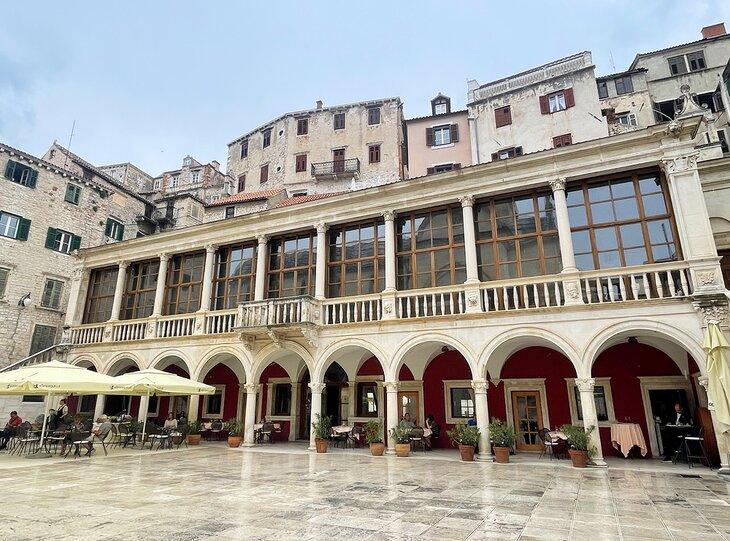 Dîner devant l'Ancien Hôtel de Ville