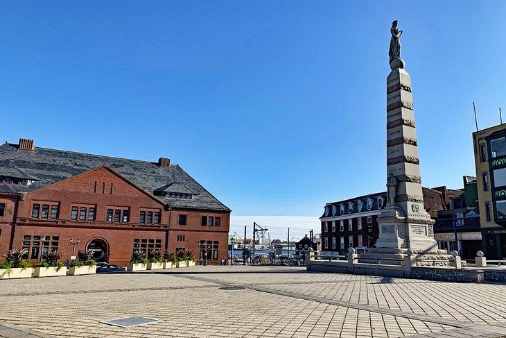 Monumento a los Soldados y Marineros en New London Parade Plaza