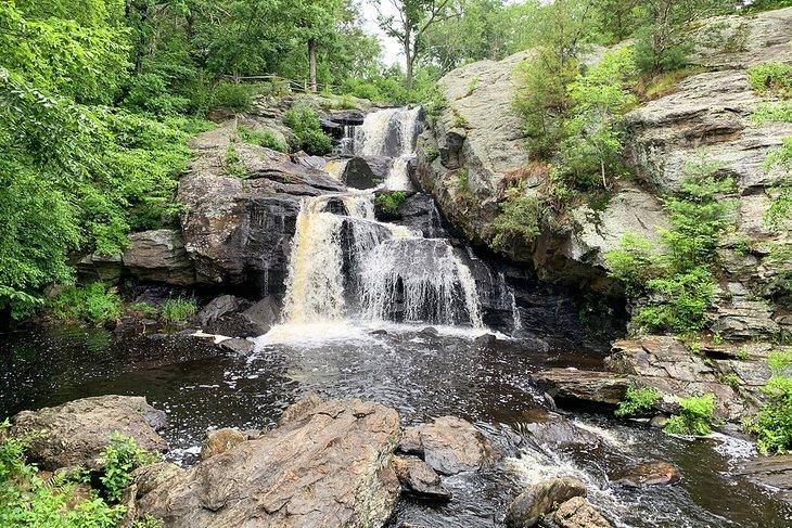 Chapman Falls en el Parque Estatal Devil's Hopyard en Connecticut