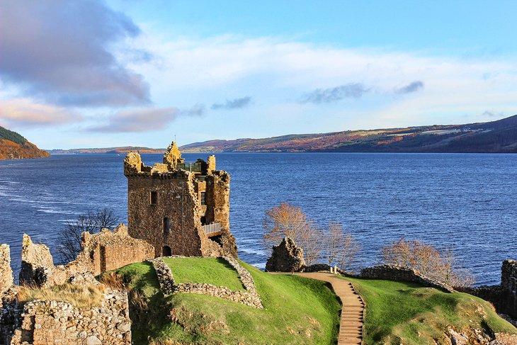 Castillo de Urquhart con vista al Loch Ness en invierno