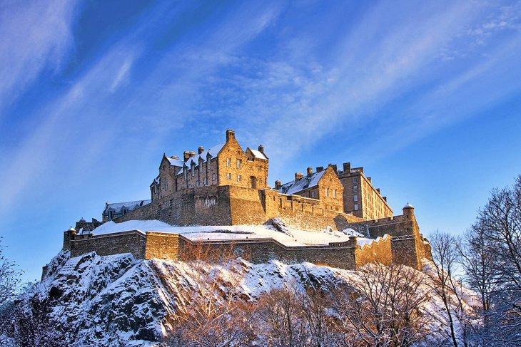 Castillo de Edimburgo cubierto de nieve