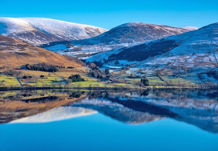 Reflejos en Loch Tay en un día de invierno