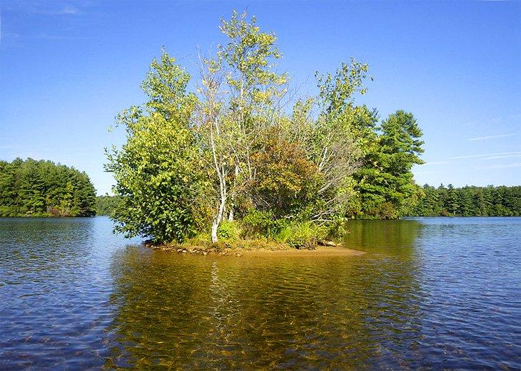 Pequeña isla en el Lago Mashapaug