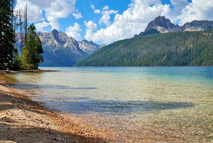 Montañas Sawtooth y Lago Redfish