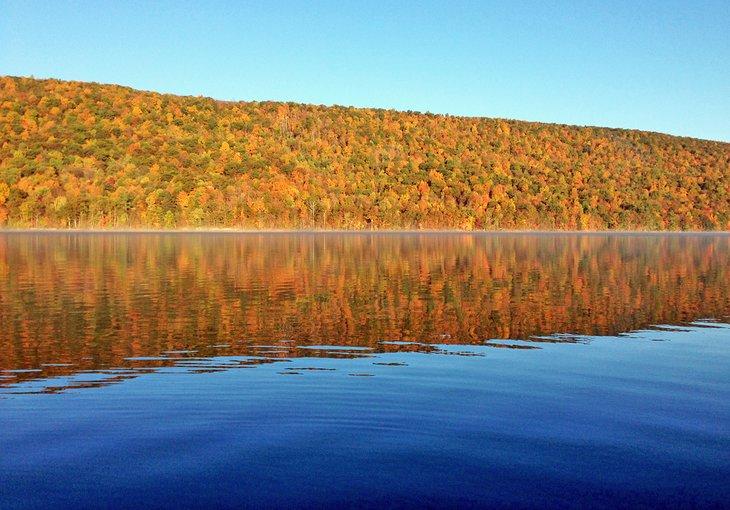 Colores de otoño en el lago Canadice