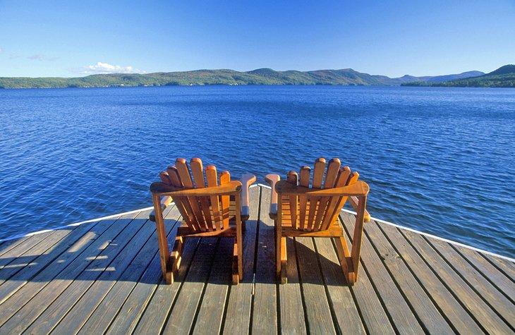 Sillas Adirondack con vista al lago George, NY