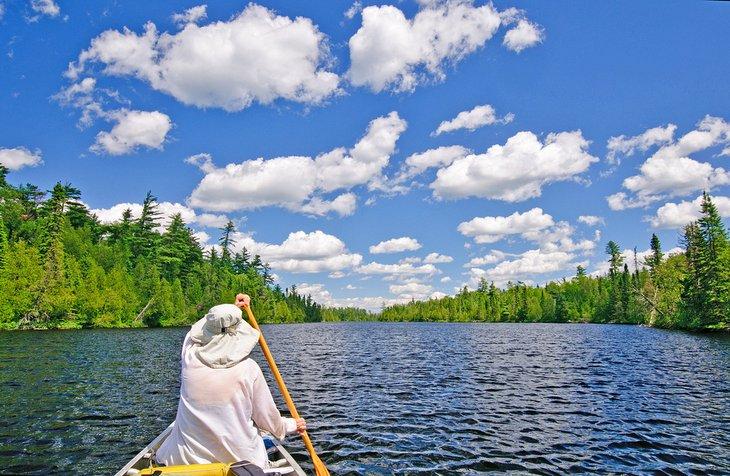 Kanut auf Horseshoe Lake in den Boundary Waters in der Nähe von Biwabik