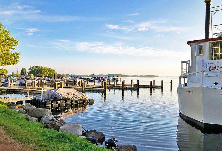 Boot im Excelsior am Lake Minnetonka festgemacht