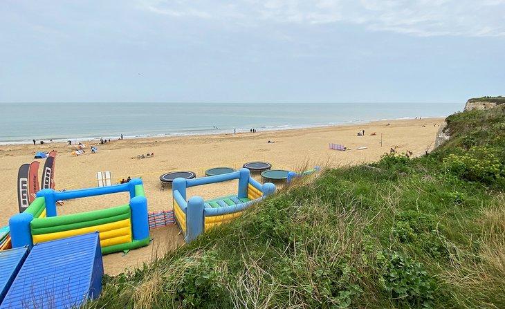 Trampoline am Joss Bay Strand