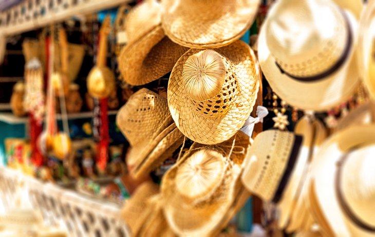 Sombreros tejidos a la venta en el Mercado de Varadero