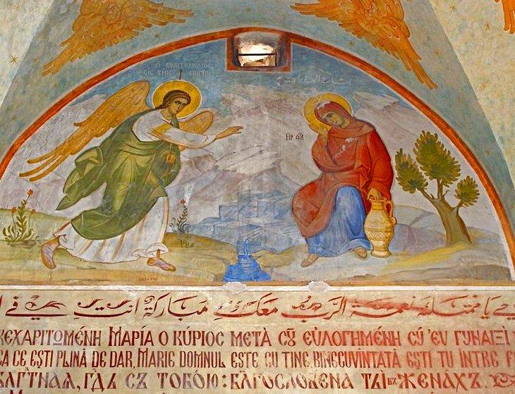 Die Kirche des Heiligen Gabriel und der Brunnen Mariens