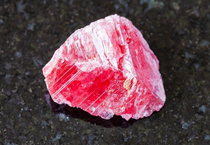 Cristal de rodonita crudo de las minas de Minas Gerais
