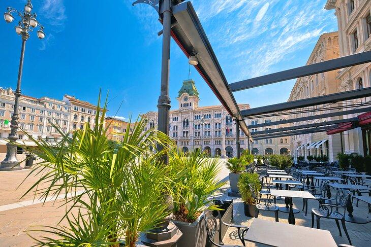 Café auf der Piazza Unità d'Italia, Trieste